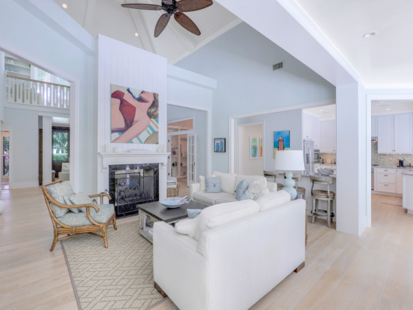 Luxurious Retreat with a Pool in Olde Naples, Steps from the Beach